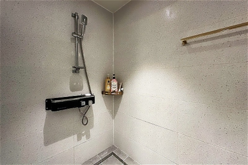 포텐테라피 샤워실내부